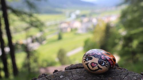 La prüma e quarta classa da Zuoz haun realiso üna senda da craps tres il Godin da Crasta (fotografia: Martin Camichel).