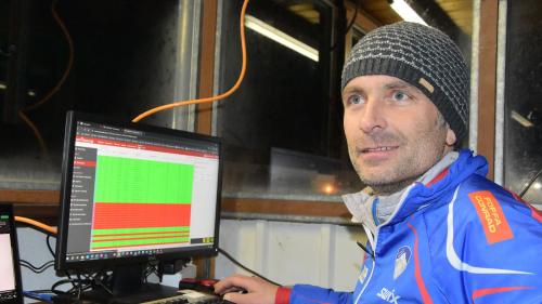 Marco Eichholzer, president dal Club da skiunzs Sarsura Zernez, controlla il temp da las atletas ed ils atlets chi  han tut part al Passlung da not a Zernez (fotografia: Nicolo Bass).