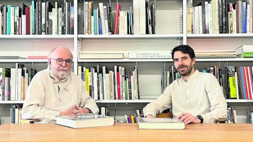 Hans-Jörg Ruch mit Sohn Andy Ruch in der Bibliothek des Architekturbüros Ruch & Partner in St. Moritz (Foto: Luigi Zanella).