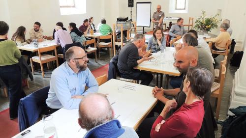 Lavuratori illa baselgia da San Niclà cun persunas chi s’ingaschan pella cultura illa regiun (fotografia: Benedict Stecher).