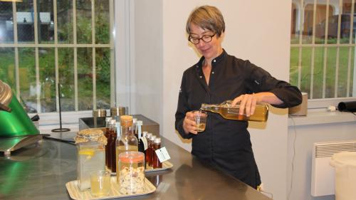 Monika Müller schenkt den Gästen Rauchkastaniensirup ein. Foto: Stefanie Wick Widmer