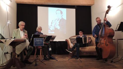 La Chapella Erni ha imbelli la sairada da la preschantaziun dal cudesch „«Las melodias dals randulins» da Jachen Erni. Quella ha gnü lö illa Grotta da cultura a Sent (fotografia: Benedict Stecher).