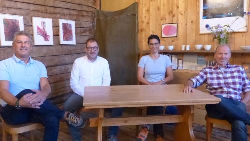 Joachim Koppenberg (da schnestra), Peter Peyer, Marina Jamnicki e Philipp Gunzinger han orientà davart la visita a l’ospidal a Scuol (fotografia: Flurin Andry).