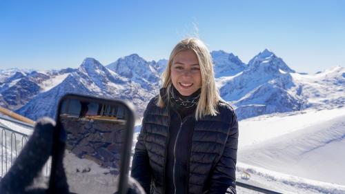 L’influenzedra Chiara es daspö passa duos ans la vista uffciela da la  Engiadina Turissem SA sün Tik Tok (fotografia: mad).