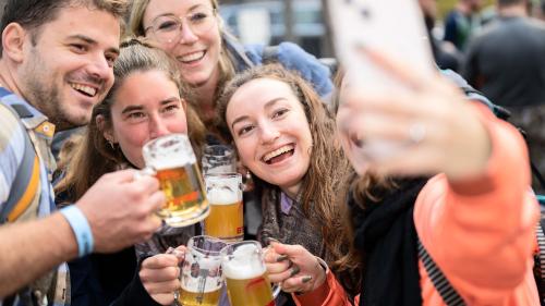 L’eivna chi vain ha lö fingià l’otavla spassegiada da biera in muntogna da Tschlin fin Ramosch (fotografia: Dominik Täuber).