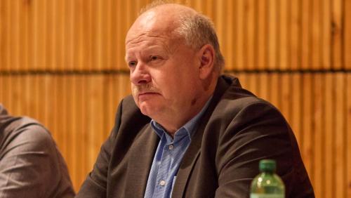 Gian Andrea Bott ho mno in marculdi saira per la prüma geda tres la radunanza cumünela scu president – ed es  tar quella sto aint per ün’opiniun da minurited (fotografia: Michael Steiner).