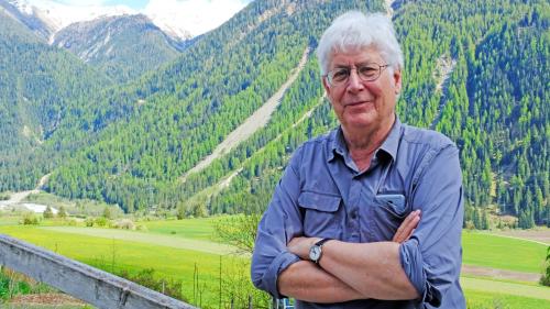 Ün hom da las muntognas: L’istoriker Jon Mathieu davant la culissa alpina chi’s vezza davent da sia chasa a  Ramosch (fotografia: Sandro Buchli). 