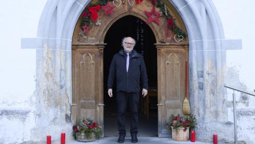 Helmut Gossler es dürant 13 mais ingaschà sco ravarenda a Scuol. «La pensiun nu m’ha cuntantada», disch l’hom da 70 ons chi fa a Scuol sia
seguonda substituziun in Grischun. fotografias: Michael Steiner