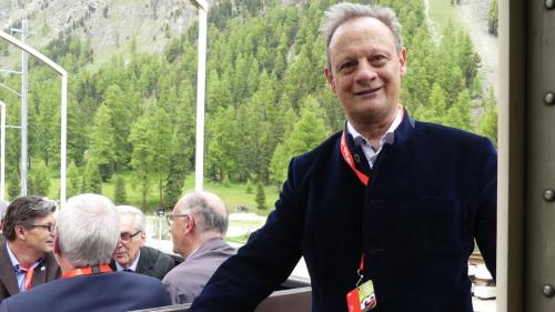 Stefan Engler, anteriur commember e parsura dal cussagl administrativ da la Viafier retica es hoz cuntaint, chi’s hegia insistieu per ün tunnel nouv e chi’d es reuschieu da superer tuot ils obstaculs (fotografia: Sandra Balzer).