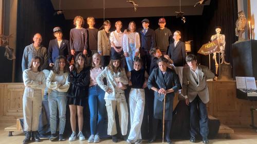 La sesavla classa in sala cumünala da Scuol cun lur magister Armon Caviezel (fotografia: Flurin Andry).