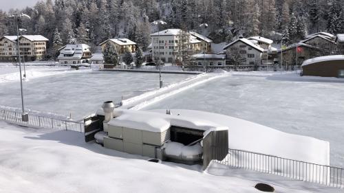 Blick auf den winterlichen Sportplatz Muot Marias: Die zwei Natureisfelder sind zur Zeit der Aufnahme noch nicht fertiggestellt.
Foto: Marie-Claire Jur