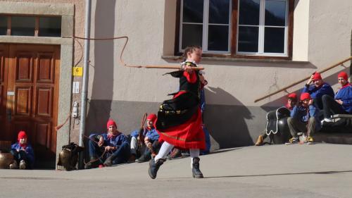 Mia Sonder ho in dumengia passeda schluppo scu prüma matta ufficielmaing la geischla sün Plaz a Zuoz (fotografia: Martin Camichel).