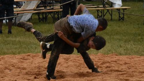 Quist on la giuventüna a Tarasp, quist on chi vain seguan lura ils creschüts: La Festa da luotta grischuna-glarunaisa ha lö la mità da gün sülla Motta Naluns a Scuol (fotografia: Nicolo Bass).