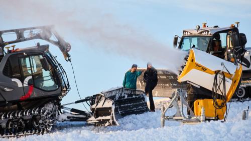 «Sulet nu rivast grond toc», disch Curdin Erni (a schnestra). Cun Nicola Stecher discuta’l la bunura tanter duos maschinas da pista lur plans pel di da lavur i’l parc (fotografia: Michael Steiner). 