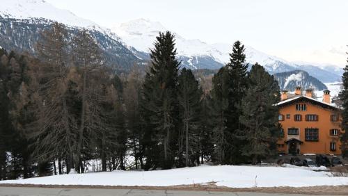 Um die von Schnee bedeckte Parzelle 1368 hinter der Chesa Spuondas drehen sich die Diskussionen. Foto: Reto Stifel