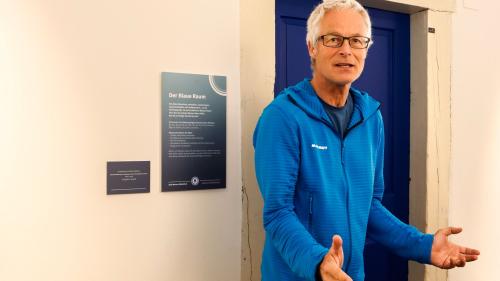 Ernst Bromeis im Schloss Reichenau vor dem Blauen Raum. Foto: Jon Duschletta