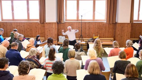 Martin Zimmermann e Cinzia Regensburger mainan il cor ad hoc pel Festival Scuol Classics (fotografia: Michael Steiner).