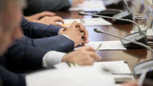 Erklärvideos sollen das Intersse an der Gemeindepolitik fördern. Foto: Shutterstock/Salivanchuk Semen