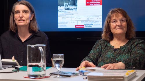 Autorin Silvia Süess (links) und Uschi Waser, Jenische und Opfer des Pro Juventute-Hilfswerks «Kinder der Landstrasse». Vor ihr liegen die Unterlagen mit den Aktennotizen alleine zu ihrem ersten Lebensjahr. Foto: Jon Duschletta