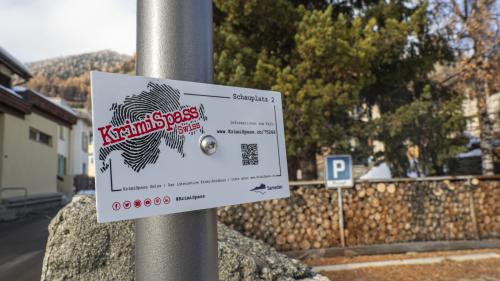 Auf 2,6 Kilometern verbergen sich in Samedan Beweise und Indizien zu einem Mordfall, den es zu lösen gilt. Foto: Valentina Baumann