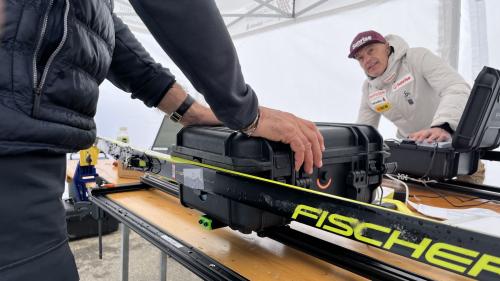 Lukas Keel (a dretta) es stat in dumengia ün dals duos controlladers chi han testà al maraton, scha’ls skis sun gnüts tschairats cun fluor o brich. Dals resultats es el per part stat vaira stut (fotografia: David Truttmann).