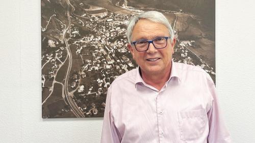 Ot ons al timun da Scuol, dudesch ons al timun da Tarasp: Christian Fanzun va la fin da quist on in pensiun davo 20 ans capo cumünal (fotografia: Martin Camichel).