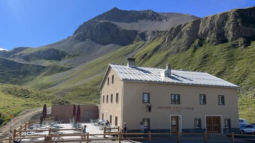 La nouva terrassa da l’ustaria sül ospiz da l’Alvra e davousvart l’annex cun chadafö. Quel es per granda part suotterraun (fotografia: Martin Camichel).