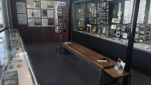 Blick in die Sala Viaggiatori in Castasegna, die jetzt auch ein Kulturraum ist, in welchem verschiedene Ausstellungen präsentiert werden   Foto: Marie-Claire Jur