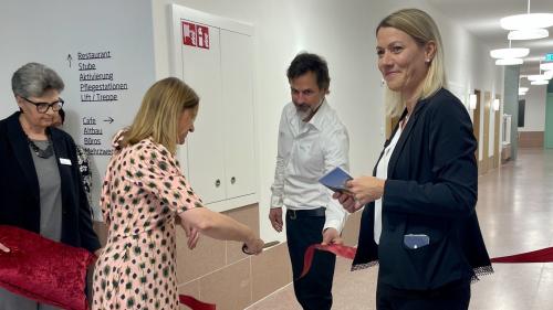 Gabriela Busslinger zerschneidet das Band beim offiziellen Festakt zur Einweihung des Alterszentrums Promulins. Foto: Fadrina Hofmann