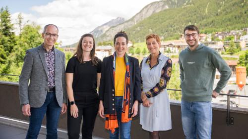 La suprastanza da la Lia Rumantscha (da schn.) Patric Vincenz, Gianna Duschletta, las presidentas Gianna Luzio ed Urezza Famos e Toni Vinzens. Lars Prevost nun ha pudü esser preschaint a la radunanza (fotografia: Marco Hartmann).