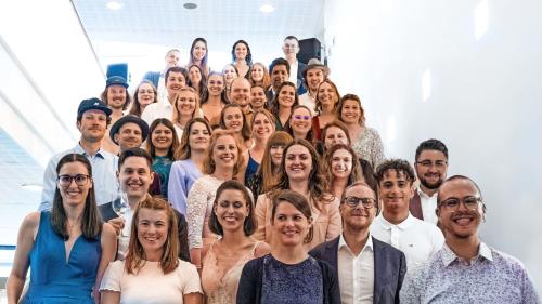 Die Absolventinnen und Absolventen der Höheren Fachschule für Tourismus & Management in Samedan. Foto: z. Vfg