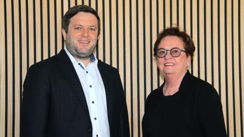 Corina Casanova surdà a partir dal 1. avrigl il presidi dal cussagl da fundaziun da la FMR a Jon Pult (fotografia: Hans Huonder).