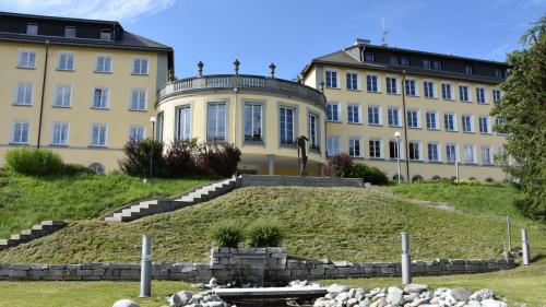 Ils respunsabels da l'Institut Otalpin Ftan han pajà inavo l'impraist da trais milliuns francs al cumün da Scuol (fotografia: Nicolo Bass).