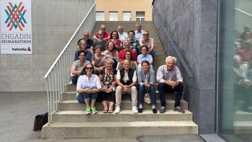 Die erste Abschlussklasse der HFT, 30 Jahre nach Diplomübergabe. Patrick Nussbaumer sitzt vorne in der Mitte. Foto. z.Vfg.