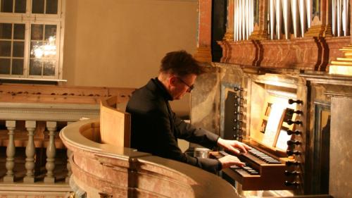 Virtuose der Sonderklasse: Andreas Jost an der Orgel der Samedner Dorfkirche.	
Foto: Ester Mottini 