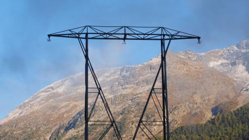 Die Stromleitungen sind schon weg. Demnächst verschwindet auf dem Delta von Champfèr auch noch der Strommast.
Foto: Marie-Claire Jur
