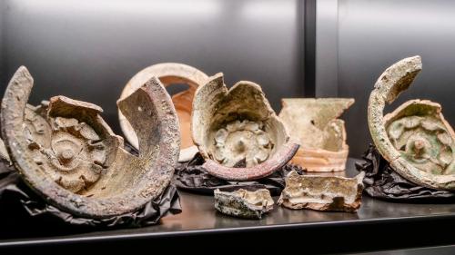 Porzellanfragmente, ausgestellt im neuen Schaulager des Kloster St. Johann in Müstair. Foto: Jon Duschletta 