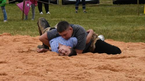 La prosma generaziun da luottaders da la Svizra Orientala s’ha inscuntrada i’l rinch da zipplas a Tarasp fotografia: Nicolo Bass).