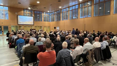 Die 19. Generalversammlung der Engadin St. Moritz Mountains AG fand in der voll besetzten Mehrzweckhalle in Celerina statt. 	Foto: Andrea Gutgsell