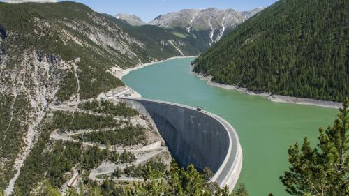 Il mür da la Punt dal Gall es gnü tut in funcziun da l’on 1970. Ün pêr dals büschens per l’aua sun protets cun culur chi cuntegna PCB, quai chi d’eira permiss dal quel temp (fotografia: OEE).