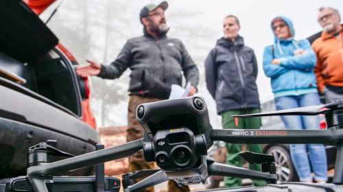 Armon Schlegel (links) ist in der kantonalen Hegekommission des BKPJV verantwortlich für die Rehkitzrettung. Zusammen mit Andrea Carpanetti instruierte er in Ftan andere interessierte Freiwillige. Fotos: Jon Duschletta