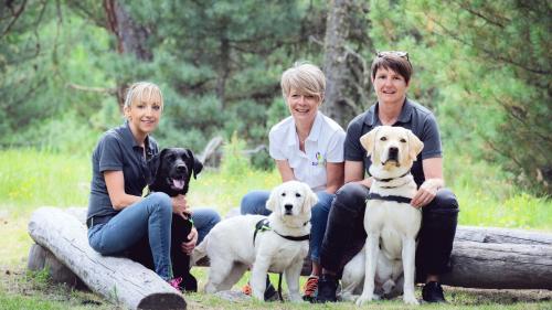 Die Präsidentin von «EpiDogs for Kids», Madlaina Blapp-Franziscus (rechts), ist im Engadin aufgewachsen und organisiert jedes Jahr ein Wochenendseminar des Vereins im Tal. Fotos: z. Vfg