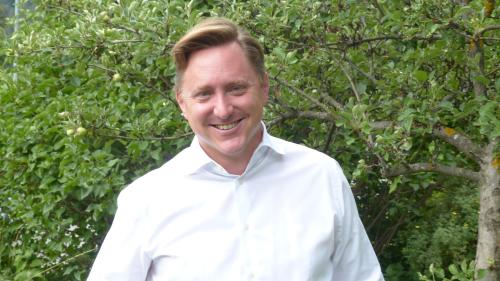 Dario Giovanoli in seis üert a Scuol (fotografia: Flurin Andry).