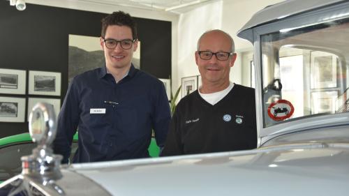 Flurin Denoth (a dretta) surdà las mastrinas e la respunsabilità da seis affar a Riet Bulfoni (fotografia: Nicolo Bass).