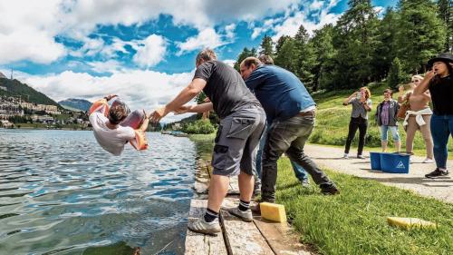 Der nun ausgelernte Polygraf Joel Brandenberger genoss ein Bad im St. Moritzsee. Foto: Daniel Zaugg