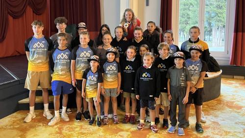 Julie Derron posiert mit dem Nachwuchs von «Home of Triahtlon» anlässlich der Talkshow. Foto: Andrea Gutgsell