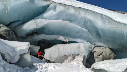 Die Forschenden nehmen Wasserproben vom Morteratschgletscher bis zum Inn in Martina. Foto: Timo Rhyner