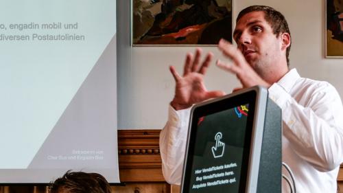 Sascha Streule, Leiter Kundenservice Bus und Service AG, mit einem der neuen Venda-Ticketautomaten. Foto: Jon Duschletta