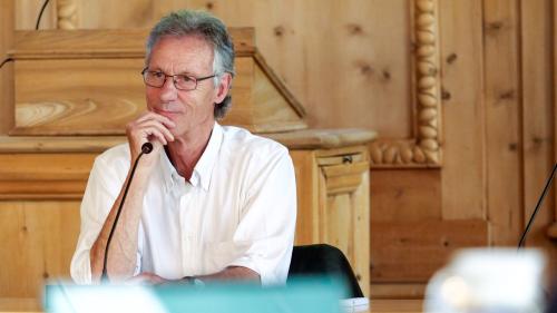 Der Vorsitzende der Präsidentenkonferenz Region Maloja, Christian Brantschen, hat Erläuterungen zum Bericht der Region Maloja betreffend des kantonalen Finanzausgleichs gegeben. Foto: Jon Duschletta