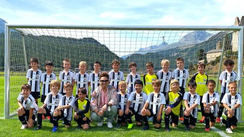 Der Musiker Marc Sway hatte ein Konzert in der Kirche San Gian und kam spontan zum Fussballfeld für ein Fotoshooting. Bild: z.Vfg